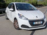 une voiture blanche garée sur le bord de la route