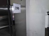 une photo d'un réfrigérateur dans une cuisine, avec une étiquette de prix sur la porte