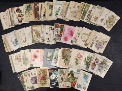 un lot de cartes posées sur une table