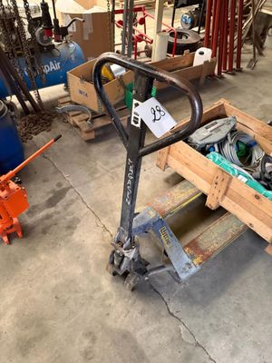 un chariot chargé d'outils dans un entrepôt