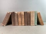 plusieurs vieux livres sont empilés sur une table