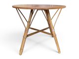 un gros plan d'une table ronde avec un plateau en bois