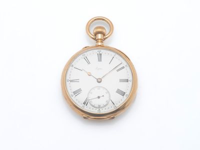 montre de poche avec des chiffres romains sur le cadran et des chiffres romains sur la face