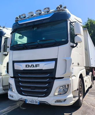 deux camions blancs garés l'un à côté de l'autre dans un parking