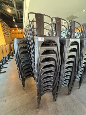 de nombreuses chaises empilées les unes sur les autres dans une pièce