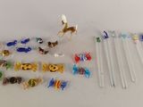 beaucoup de petits animaux en plastique posés sur une surface blanche