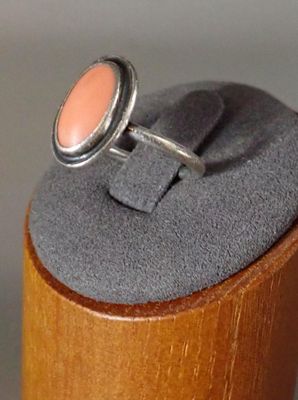 un anneau posé sur un socle en bois