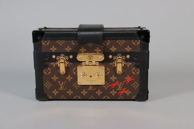 LOUIS VUITTON. Valisette en toile enduite monogrammée marron…