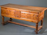 une vieille table en bois avec deux tiroirs