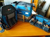 plusieurs bagages posés sur une table en bois