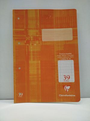 un cahier orange sur lequel est inscrit un numéro, posé sur une table