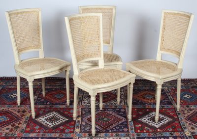 SUITE DE QUATRE CHAISES DE STYLE LOUIS XVI, à dossier trapéz…