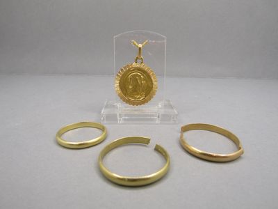 Ensemble de bijoux accidentés, alliance et bribes en or 18K 750/1000.  - Photo 1