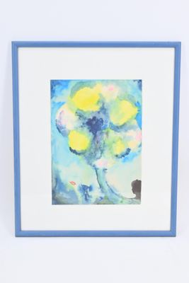 tableau représentant un arbre bleu et jaune dans un cadre bleu accroché à un mur blanc