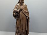 statue en bois représentant un homme tenant un livre et vêtu d'une robe