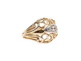 gros plan d'une bague en or et diamants sur fond blanc