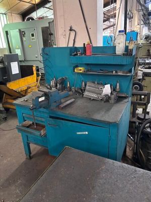 une machine qui se trouve dans une pièce où il y a de nombreuses machines