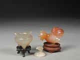 deux petites figurines assises l'une à côté de l'autre