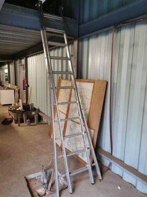une échelle adossée au mur d'une pièce