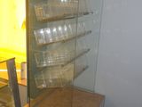 une vitrine en verre dans le coin d'une pièce