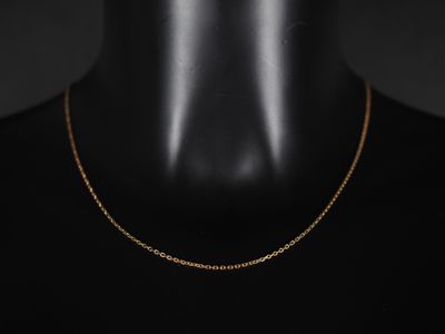 un collier à chaîne en or sur un mannequin mannequin mannequin mannequin mannequin mannequin mannequin mannequin mannequin mannequin