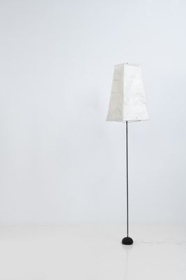 lampe sur pied avec un abat-jour blanc et un pied en métal noir