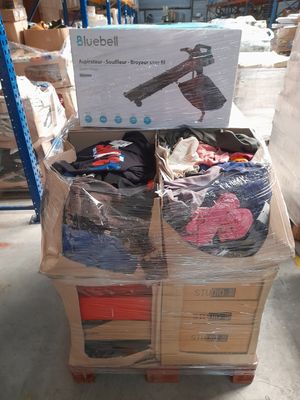 un chariot chargé de vêtements dans un entrepôt