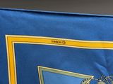 une écharpe bleue et jaune sur laquelle est représenté un lion