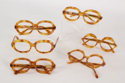 six paires de lunettes à monture écaille posées sur une surface blanche