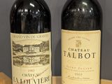 deux bouteilles de vin posées sur une table l'une à côté de l'autre