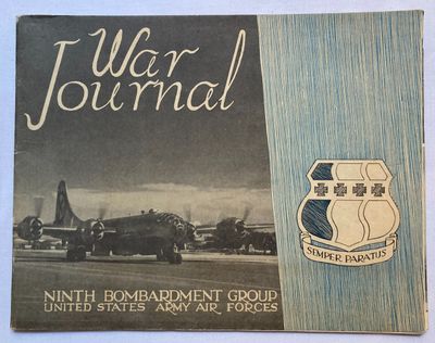 un vieux livre sur lequel figure l'image d'un avion de l'armée de l'air
