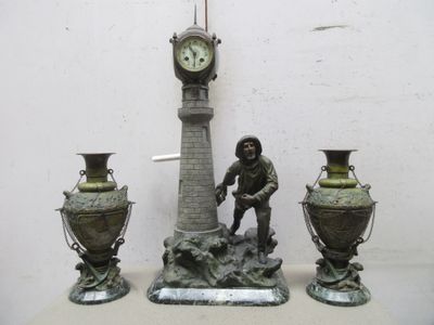 une statue représentant un homme debout à côté de trois vases et d'une horloge