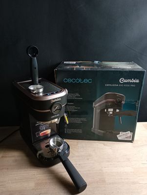une image d'une machine à café posée sur une table en bois
