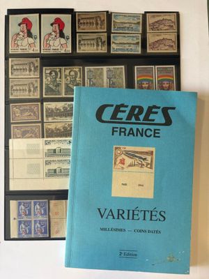 un livre posé sur une table, sur laquelle se trouvent plusieurs timbres
