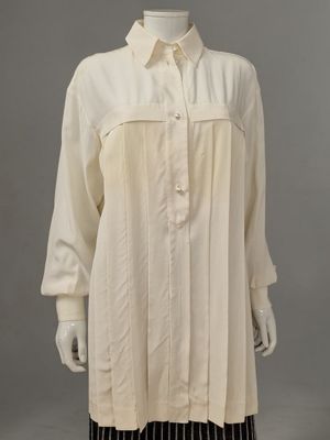 une chemise blanche et une jupe à rayures noires pour femme sur un mannequin, mannequin, mannequin, mannequin, mannequin, mannequin, manne