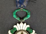 Gros plan sur une médaille entourée d'un ruban