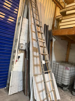 une échelle appuyée contre un mur dans un garage