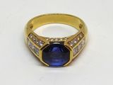 une image représentant une bague en or sertie d'une pierre bleue entourée de diamants