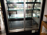 une photo d'une vitrine dans une cuisine
