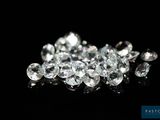 gros plan d'un groupe de diamants sur une surface noire