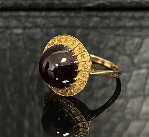Bague en or 18 carats 750 millièmes à décor d’un cabochon demi-sp...