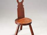 une image représentant une chaise en bois avec une assise et des pieds en bois