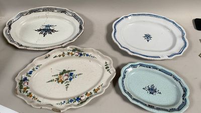 quatre assiettes posées sur la table, ornées de fleurs bleues