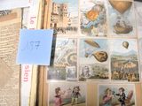 un livre ouvert sur lequel figurent des images de personnes et de ballons