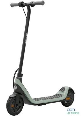 gros plan d'un scooter sur fond blanc