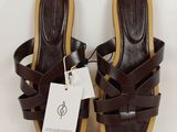 sandales en cuir marron à lanières croisées et avec une étiquette au talon