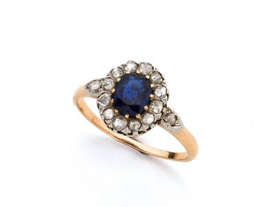 une bague à grappes de saphirs et de diamants