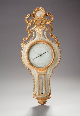 une horloge accrochée au mur