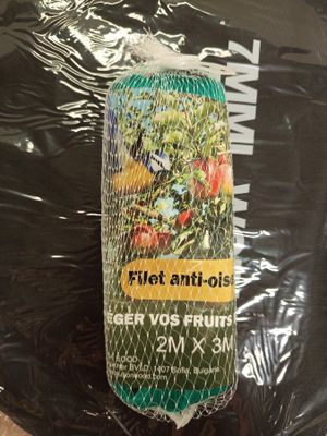 un sac de fruits posé sur une table
