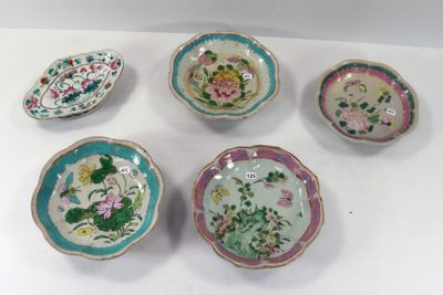 six bols chinois ornés de fleurs et d'oiseaux peints sur un fond blanc